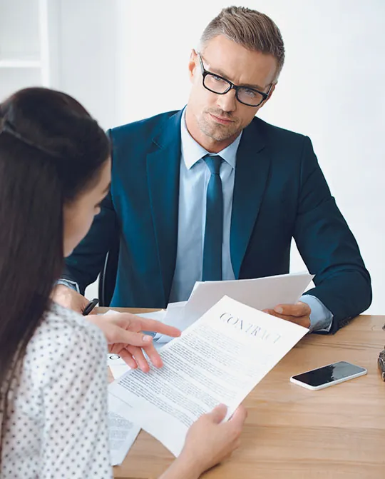 Consultor da Vince analisando um contrato de financiamento com uma cliente